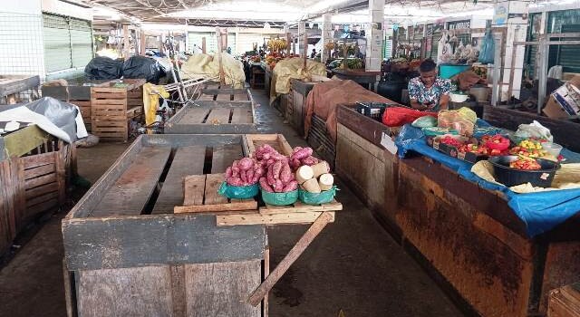 Comerciantes pedem melhorias na feirinha do bairro Cidade Nova. (Foto: Paulo José/ Acorda Cidade)