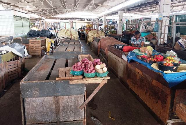 Comerciantes pedem melhorias na feirinha do bairro Cidade Nova. (Foto: Paulo José/ Acorda Cidade)