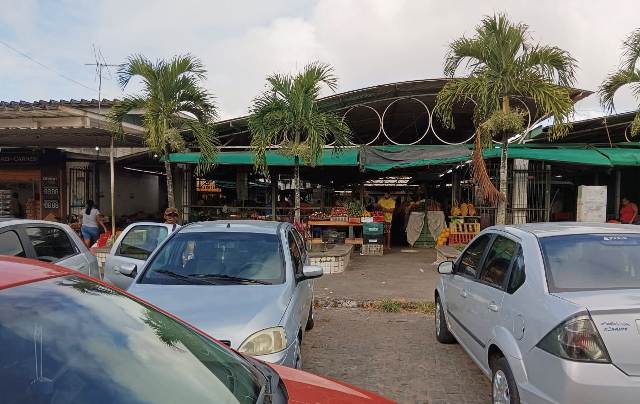 Comerciantes pedem melhorias na feirinha do bairro Cidade Nova. (Foto: Paulo José/ Acorda Cidade)