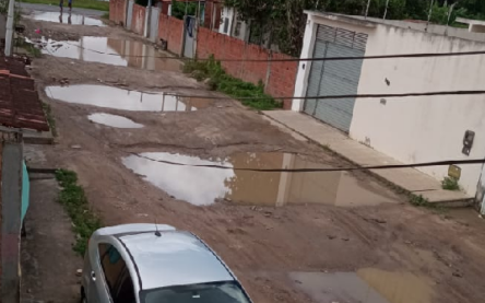Rua sem pavimentação e buracos; confira os flagrantes