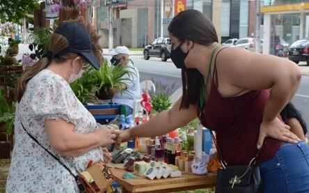 Domingo tem Arte na Avenida no canteiro da Getúlio Vargas