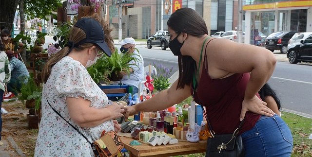 Domingo tem Arte na Avenida no canteiro da Getúlio Vargas