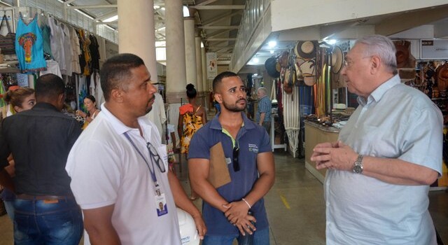 Levantamento de carga eletrica no mercado de arte Foto Izinaldo Barreto