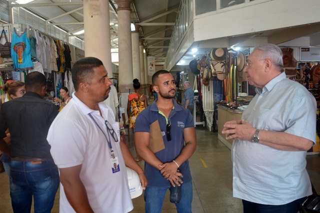 Levantamento de carga eletrica no mercado de arte Foto Izinaldo Barreto