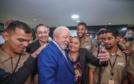 lula e funcionários de limpeza do palácio do planalto
