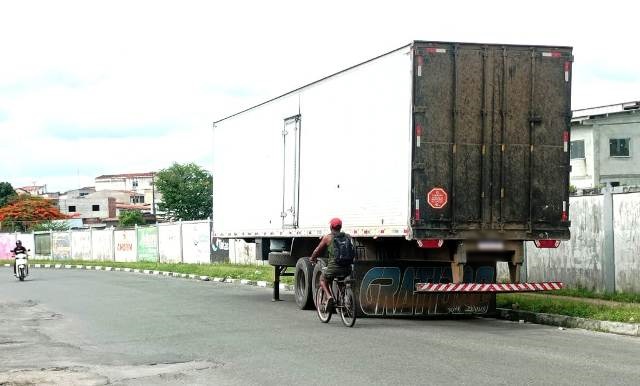 Caminhões de combustível estacionados na Rua Macário Cerqueira_ Foto Ed Santos_Acorda Cidade