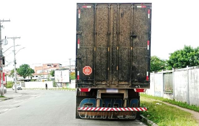 Caminhões de combustível estacionados na Rua Macário Cerqueira_ Foto Ed Santos_Acorda Cidade