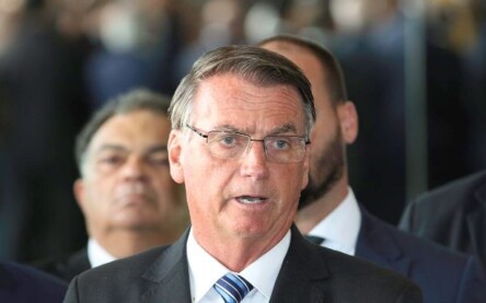 Presidente Jair Bolsonaro, acompanhado de vários ministros, fala com a imprensa no Palácio da Alvorada