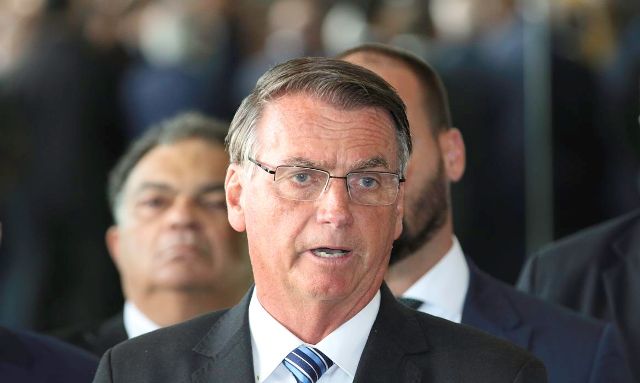 Presidente Jair Bolsonaro, acompanhado de vários ministros, fala com a imprensa no Palácio da Alvorada