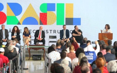 E/D. Ministro da Secretaria de Rel. Institucionais da Presidência da. República, Alexandre Padilha,  ministra da Gestão: economista Esther Dweck, primeira Dama Janja Lula da Silva, Presidente Luiz Inácio Lula da Silva, ministra da Saúde, Nísia Trindade, ministro da Secretaria Geral, Márcio Macêdo, e o representante do  SINDACS , Sandro Sá.