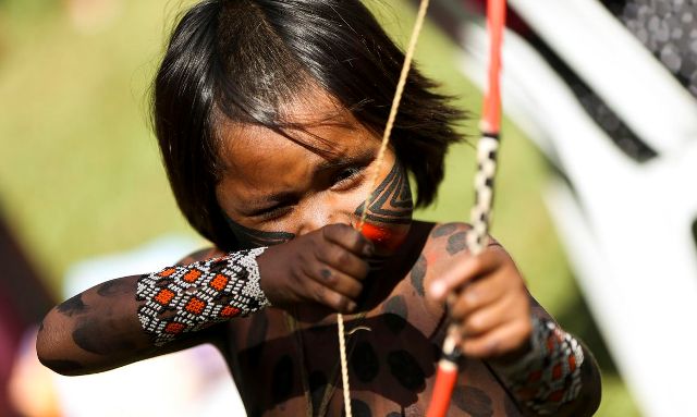 Brasília - Indígenas de todo o Brasil chegam à Brasília para o Acampamento Terra Livre.