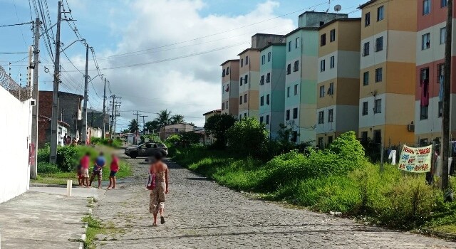 Mulher é morta a tiros no bairro Mangabeira. (Foto: Ed Santos/Acorda Cidade)