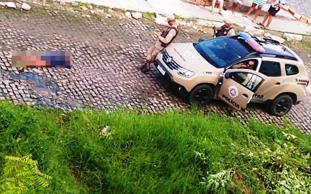 Mulher é morta a tiros no bairro Mangabeira. (Foto: Ed Santos/Acorda Cidade)