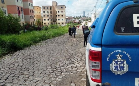 Mulher é morta a tiros no bairro Mangabeira. (Foto: Ed Santos/Acorda Cidade)