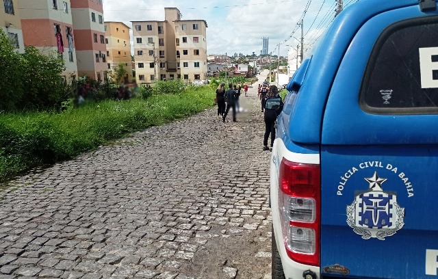 Mulher é morta a tiros no bairro Mangabeira. (Foto: Ed Santos/Acorda Cidade)