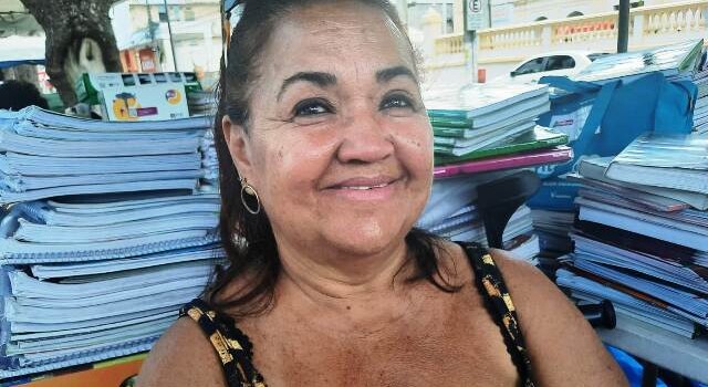 Vendedora de livros Naracelia Martins_ Feira do Livro Usado _ Foto Ney Silva_Acorda Cidade