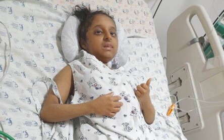 Após realizar cirurgia de escoliose, família busca apoio para adaptar quarto de adolescente com microcefalia e síndrome rara