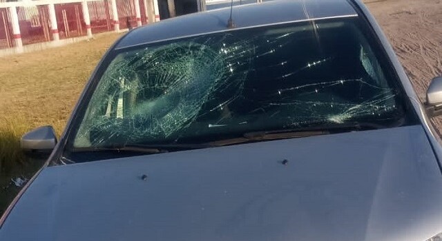 Carro apedrejado