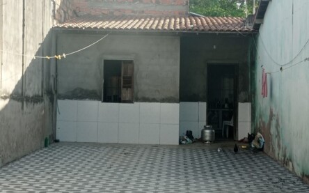 Homens encapuzados incendeiam pertences de acusado de estuprar jovem em Humildes
