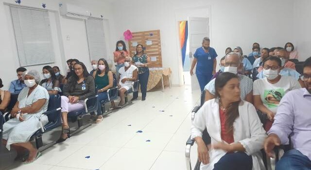 A Santa Casa de Misericórdia lançou nesta quarta-feira (25) no auditório da unidade filantrópica uma campanha de doação de livros para o projeto Casa da Leitura. O lançamento realizado às 14h30 contou inicialmente com a participação dos colaboradores da Santa Casa, mas está aberta a toda a sociedade feirense. O objetivo da campanha é montar um acervo para os pacientes das unidades mantidas pela instituição. Também está em andamento a reforma de uma sala onde será instalada a biblioteca. De acordo com a escritora e contadora de histórias Alexandra Patrocínio, que participou do lançamento, a grande importância desse projeto é o seu papel terapêutico junto aos pacientes. “Os pacientes estão passando por problemas tantos emocionais quanto físicos e a imersão no livro, na literatura, tem essa capacidade de transportá-los para esse lugar mágico da leitura e fazer com que eles possam ter momentos de ludicidade, terapêuticos e de cura”, ressaltou. A psicóloga da Santa Casa de Misericórdia, Rafaela Souza, a Casa de Leitura tem como finalidade ser um local criativo e acolhedor para os pacientes das unidades da Santa Casa. “A leitura tem um papel importante, como atividade terapêutica, de auxiliar na ansiedade, na ociosidade. É um espaço acolhedor, tanto para os pacientes, quanto para os acompanhantes, inclusive para a equipe, que tem se engajado e doado de forma muito afetuosa e significativa muitos livros. Realmente foi uma campanha que a Santa Casa abraçou, na pessoa do diretor Rodrigo Matos, e estamos muito felizes, porque sabemos que o ganho maior é para os nossos pacientes, que tanto precisam desse cuidado, dessa assistência”, destacou Rafaela Souza. Ela convocou toda a comunidade para se engajar também neste projeto, doando livros em bom estado de conservação de qualquer gênero da literatura. “Nós esperamos e acreditamos que a comunidade de Feira de Santana vai aderir de forma muito significativa essa campanha. Estamos recebendo livros de vários gêneros literários, como romances, poesias, e também doações de materiais, como artigos de papelaria, lápis de cor, telas, desenhos para colorir, então estamos abertos para receber as doações de Feira de Santana e região. A sala, o local onde vamos construir a biblioteca, já está em reforma e a nossa expectativa é que dentro de 30 dias possamos inaugurar este espaço”, afirmou. Para a psicóloga, o ambiente hospitalar é visto na maior parte do tempo como um local frio de dor e sofrimento. No entanto, a Casa da Leitura busca transformar esse olhar por parte dos pacientes. “A gente vincula, muitas vezes, uma unidade hospitalar a um lugar de perdas e muito sofrimento, e aqui estamos querendo mudar um pouco esse horizonte e mostrar que apesar de todos os tratamentos, todo processo de hospitalização, dentro do hospital a gente pode sim ter um ambiente acolhedor, trabalhar de forma humanizada para dar a esses pacientes uma melhor qualidade de vida, melhor estado no sentido da saúde mental e emocional. Estamos trabalhando para isso, e eu tenho certeza que nossa biblioteca vai nos dar um resultado muito significativo.”