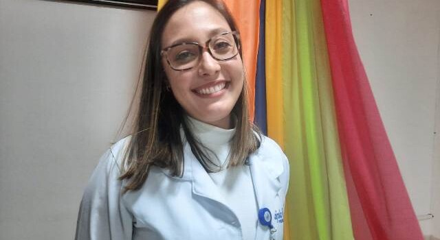 A Santa Casa de Misericórdia lançou nesta quarta-feira (25) no auditório da unidade filantrópica uma campanha de doação de livros para o projeto Casa da Leitura. O lançamento realizado às 14h30 contou inicialmente com a participação dos colaboradores da Santa Casa, mas está aberta a toda a sociedade feirense. O objetivo da campanha é montar um acervo para os pacientes das unidades mantidas pela instituição. Também está em andamento a reforma de uma sala onde será instalada a biblioteca. De acordo com a escritora e contadora de histórias Alexandra Patrocínio, que participou do lançamento, a grande importância desse projeto é o seu papel terapêutico junto aos pacientes. “Os pacientes estão passando por problemas tantos emocionais quanto físicos e a imersão no livro, na literatura, tem essa capacidade de transportá-los para esse lugar mágico da leitura e fazer com que eles possam ter momentos de ludicidade, terapêuticos e de cura”, ressaltou. A psicóloga da Santa Casa de Misericórdia, Rafaela Souza, a Casa de Leitura tem como finalidade ser um local criativo e acolhedor para os pacientes das unidades da Santa Casa. “A leitura tem um papel importante, como atividade terapêutica, de auxiliar na ansiedade, na ociosidade. É um espaço acolhedor, tanto para os pacientes, quanto para os acompanhantes, inclusive para a equipe, que tem se engajado e doado de forma muito afetuosa e significativa muitos livros. Realmente foi uma campanha que a Santa Casa abraçou, na pessoa do diretor Rodrigo Matos, e estamos muito felizes, porque sabemos que o ganho maior é para os nossos pacientes, que tanto precisam desse cuidado, dessa assistência”, destacou Rafaela Souza. Ela convocou toda a comunidade para se engajar também neste projeto, doando livros em bom estado de conservação de qualquer gênero da literatura. “Nós esperamos e acreditamos que a comunidade de Feira de Santana vai aderir de forma muito significativa essa campanha. Estamos recebendo livros de vários gêneros literários, como romances, poesias, e também doações de materiais, como artigos de papelaria, lápis de cor, telas, desenhos para colorir, então estamos abertos para receber as doações de Feira de Santana e região. A sala, o local onde vamos construir a biblioteca, já está em reforma e a nossa expectativa é que dentro de 30 dias possamos inaugurar este espaço”, afirmou. Para a psicóloga, o ambiente hospitalar é visto na maior parte do tempo como um local frio de dor e sofrimento. No entanto, a Casa da Leitura busca transformar esse olhar por parte dos pacientes. “A gente vincula, muitas vezes, uma unidade hospitalar a um lugar de perdas e muito sofrimento, e aqui estamos querendo mudar um pouco esse horizonte e mostrar que apesar de todos os tratamentos, todo processo de hospitalização, dentro do hospital a gente pode sim ter um ambiente acolhedor, trabalhar de forma humanizada para dar a esses pacientes uma melhor qualidade de vida, melhor estado no sentido da saúde mental e emocional. Estamos trabalhando para isso, e eu tenho certeza que nossa biblioteca vai nos dar um resultado muito significativo.”