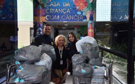 PRF entrega fraldas doadas durante a campanha “Policiais Contra o Câncer Infantil” em visita ao GACC-BA