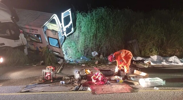 acidente caminhão e van TO 280 Tocantins - corpo de bombeiros - 