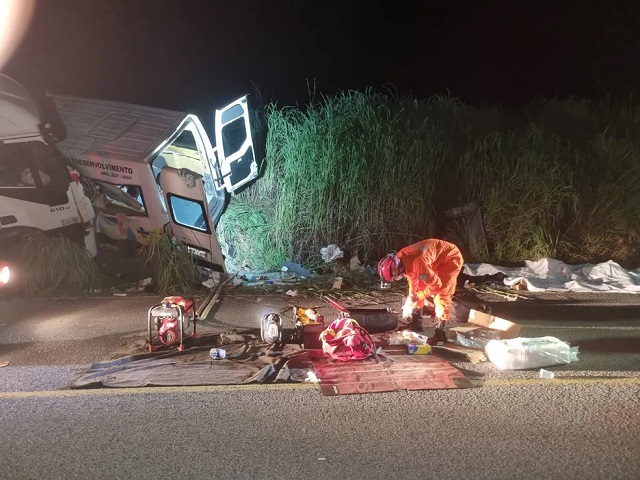 acidente caminhão e van TO 280 Tocantins - corpo de bombeiros - 