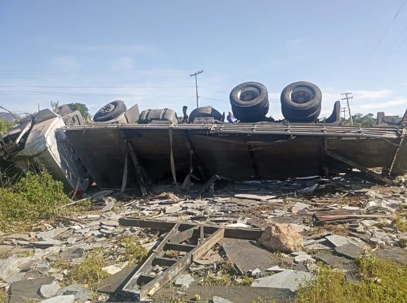 Motorista morre após caminhão tombar na BA-152, no sudoeste da Bahia; veículo transportava pedras