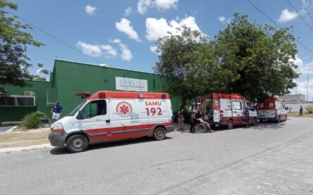 Foto Ed Santos Acorda Cidade - Superlotação da UPA do HGCA1.jpgambulancias