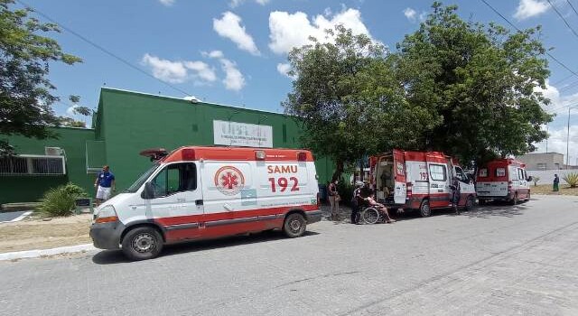 Foto Ed Santos Acorda Cidade - Superlotação da UPA do HGCA1.jpgambulancias