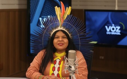 A ministra dos Povos Indígenas, Sônia Guajajara, é a entrevistada do programa A Voz do Brasil. 