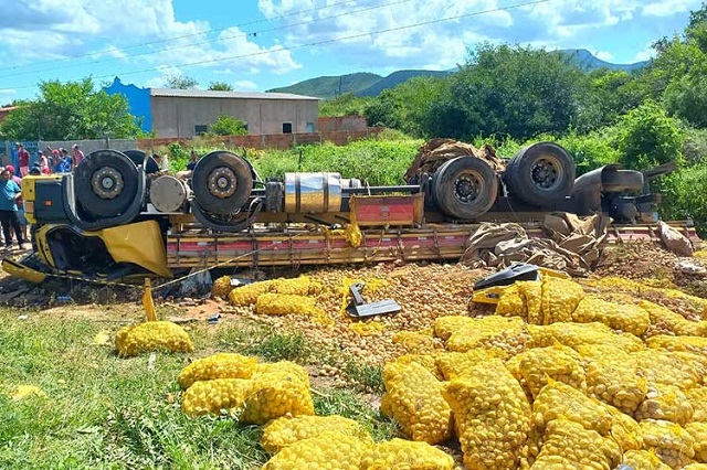 Motorista fica ferido após caminhão carregado de batatas tombar na BA-142