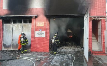 Incêndio atinge loja de motos no bairro Brasília