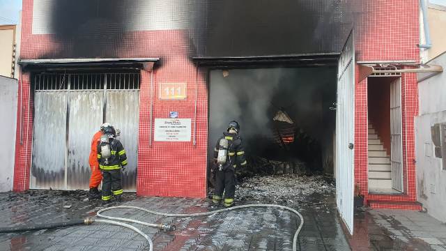 Incêndio atinge loja de motos no bairro Brasília