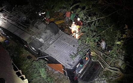 Ônibus com time de futebol cai de ponte e deixa mortos e feridos na BR-116