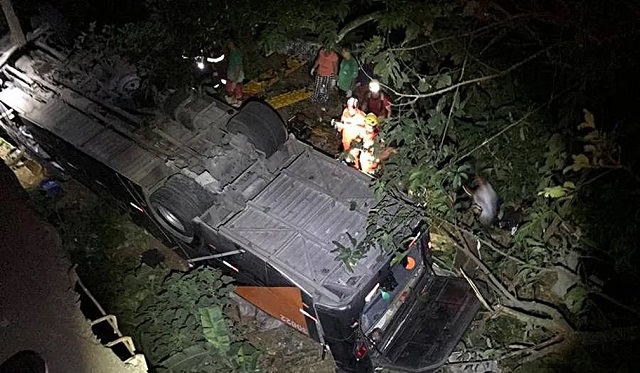 Ônibus com time de futebol cai de ponte e deixa mortos e feridos na BR-116