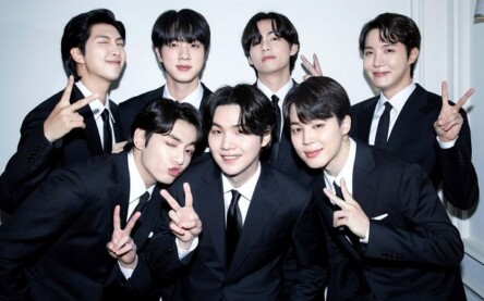 Grupo coreano estreia nos cinemas e encanta fãs em Feira de Santana