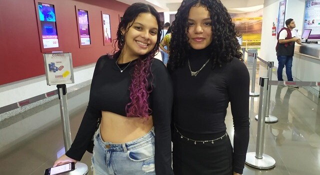 Grupo coreano estreia nos cinemas e encanta fãs em Feira de Santana - amigas - bts - k-pop