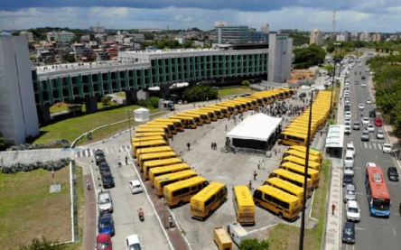 Jerônimo entrega 66 ônibus escolares_ Foto GOV BA