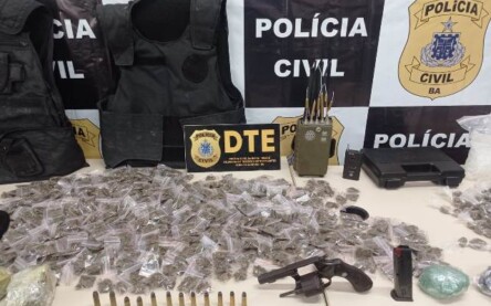 Homem é preso com grande quantidade de drogas e arma no Conjunto Viveiros