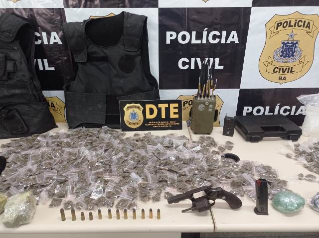 Homem é preso com grande quantidade de drogas e arma no Conjunto Viveiros