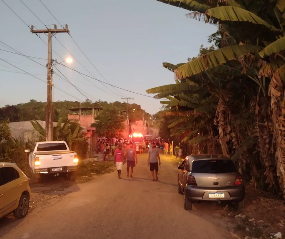 Pai e filho morrem após explosão de caminhão-tanque na Região Metropolitana de Salvador