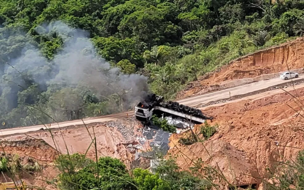 Motorista sai ileso após carreta capotar e cair em ribanceira na BA