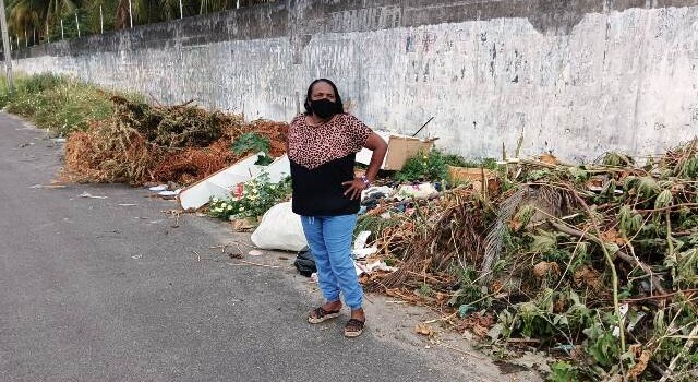 Muro de terreno localizado na Rua Maria Soares Cardoso, no bairro Parque Ipê, está servindo como ponto para o descarte irregular de lixo. (Foto: Paulo José/Acorda Cidade)