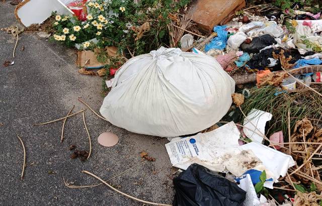 Muro de terreno localizado na Rua Maria Soares Cardoso, no bairro Parque Ipê, está servindo como ponto para o descarte irregular de lixo. (Foto: Paulo José/Acorda Cidade)