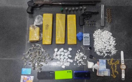 Apreensão de drogas e armas no Conjunto Feira X_ Foto Divulgação CPRL
