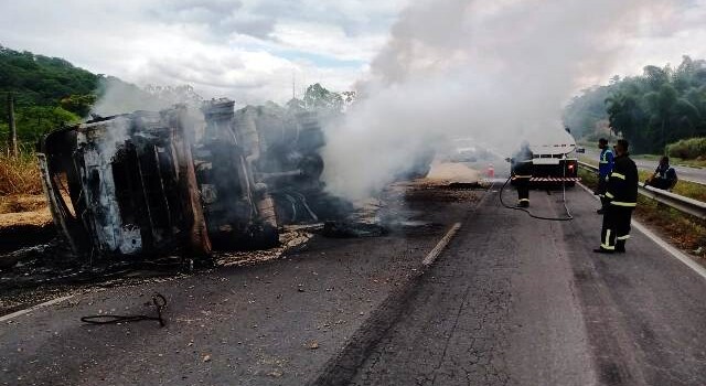 Caminhão de soja pega fogo na BR-324_ Foto PRF