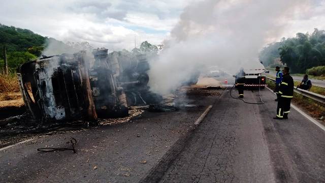 Caminhão de soja pega fogo na BR-324_ Foto PRF