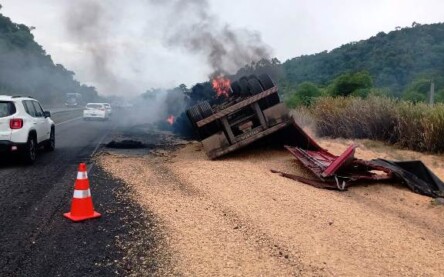 Caminhão de soja pega fogo na BR-324_ Foto PRF
